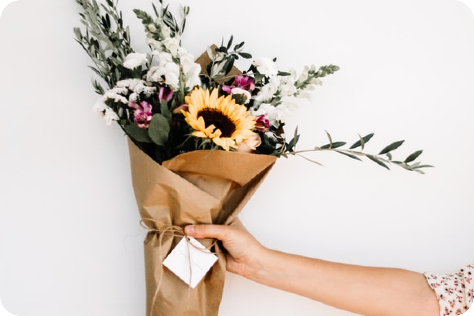comptable pour fleuriste avec un bouquet de fleurs